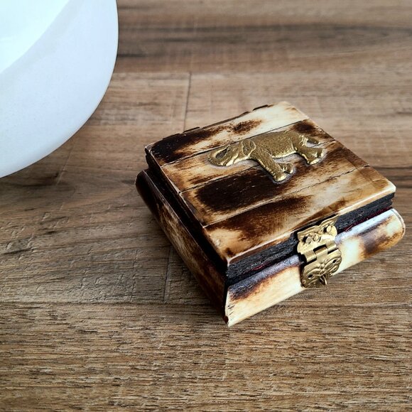 Vintage bone jewelry/trinket box with brass elephant. - Picture 5 of 11